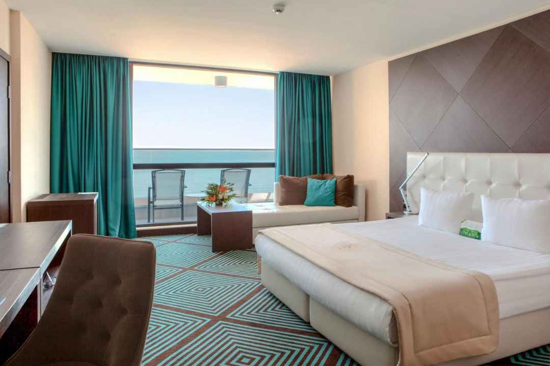 Phòng ngủ tối giản với view hướng ra biển