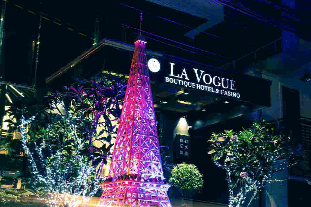 Mặt chính diện của La Vogue Boutique Casino & Hotel về buổi tối dưới ánh đèn